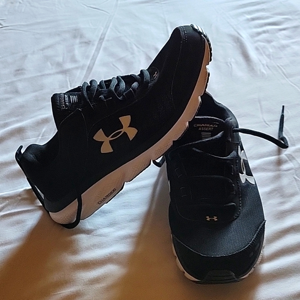 Under Armour Charged Assert deluxe foam men's size 9. NICE.  LOOK!